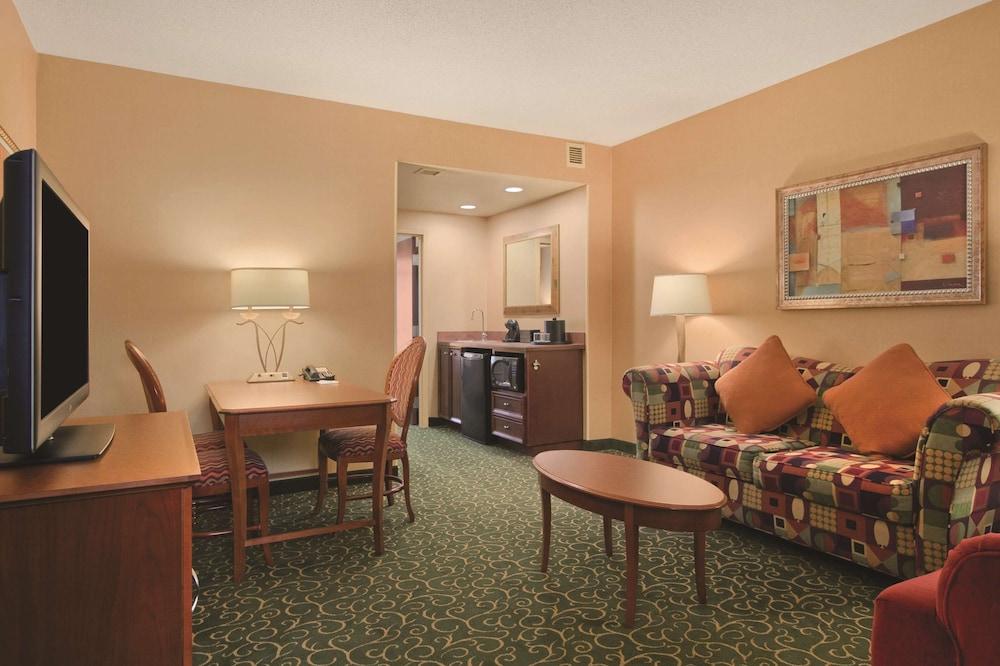 Embassy Suites By Hilton Hampton Convention Center Buitenkant foto