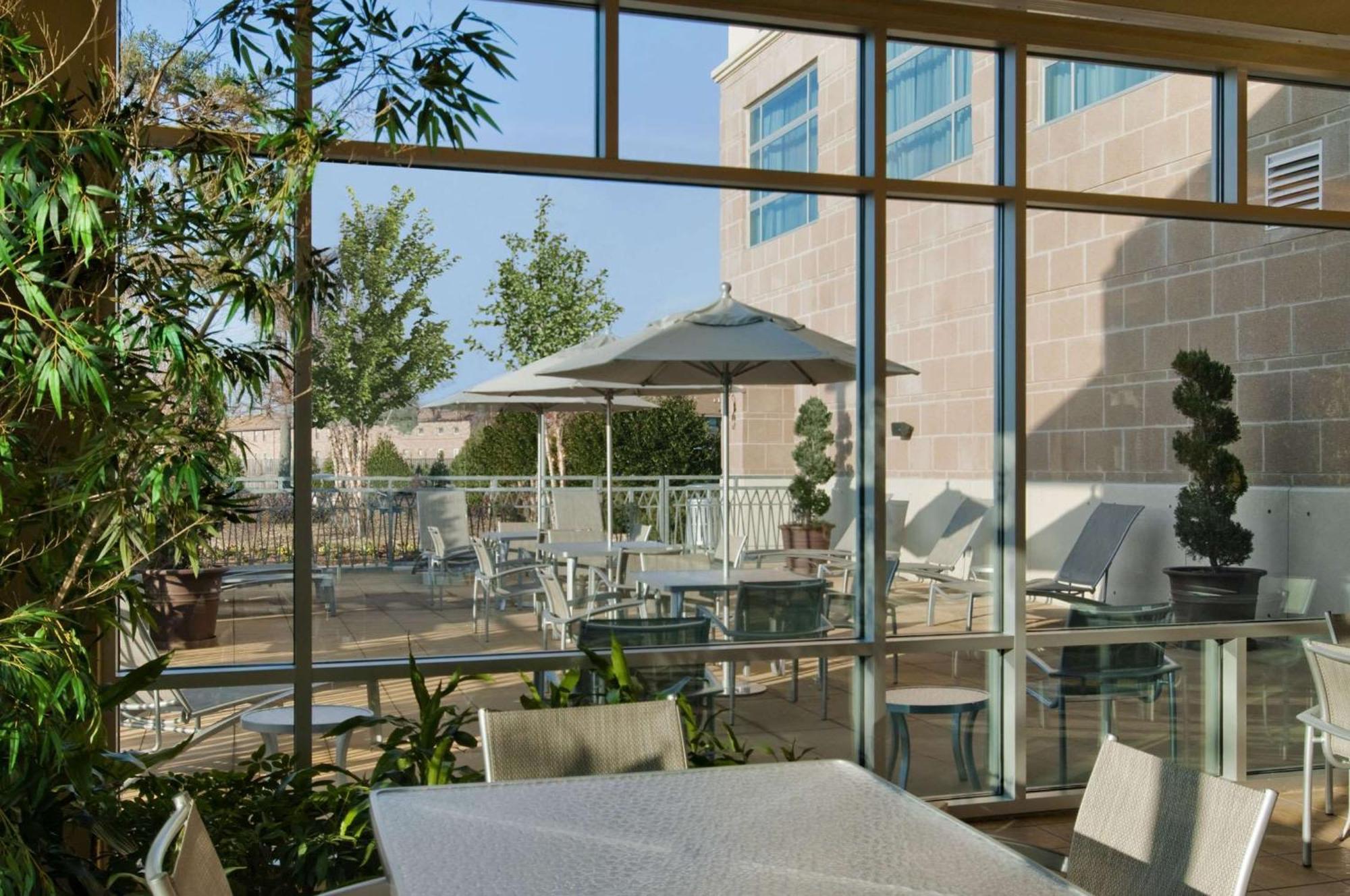 Embassy Suites By Hilton Hampton Convention Center Buitenkant foto
